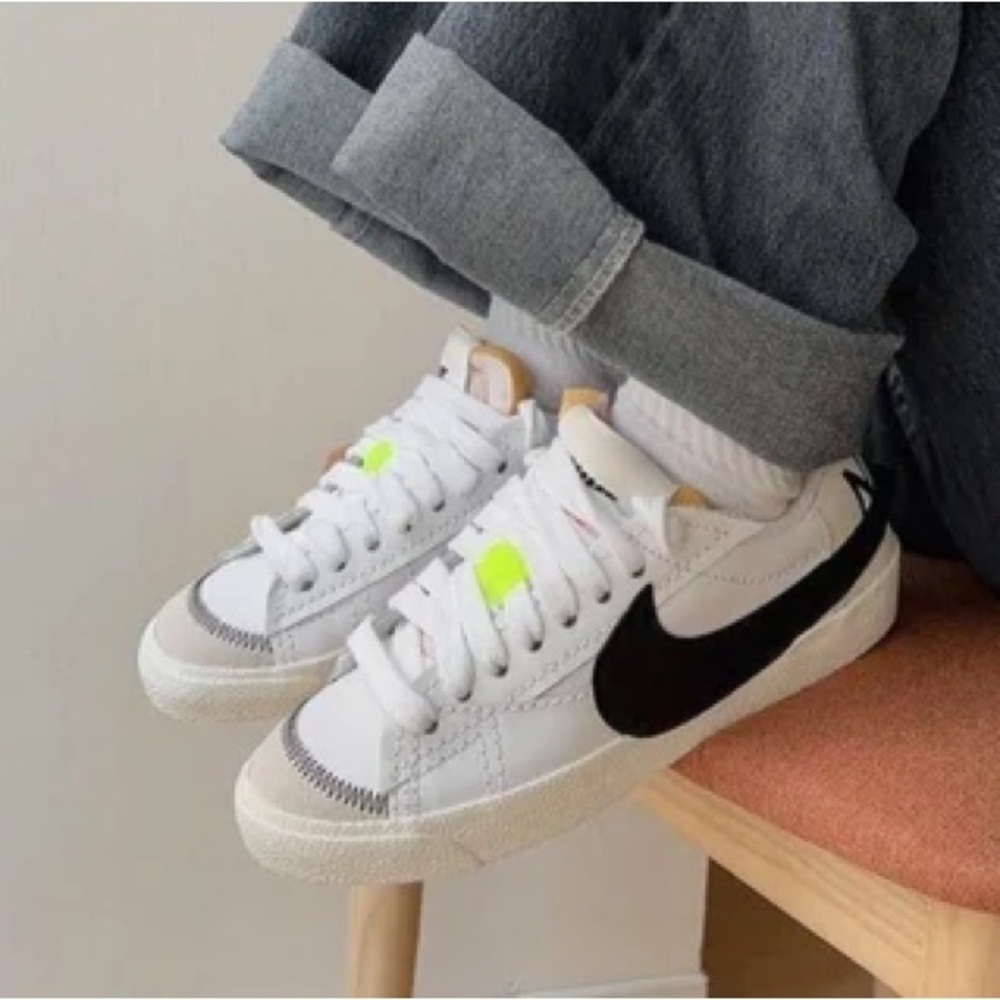 NIKE Blazer Low 77 Jumbo Shoes Womens White/Black Sneakers